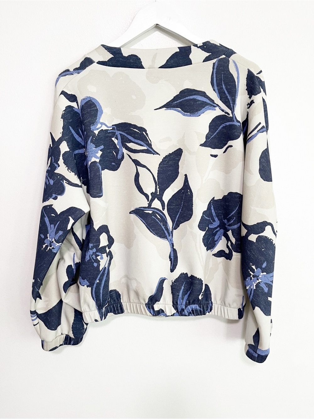 BOGO! Evereve Floral Print Ruched Sleeve Pullover Top Tan Blue Size Small - Picture 7 of 10